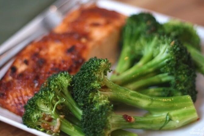 Pez rojo con brócoli