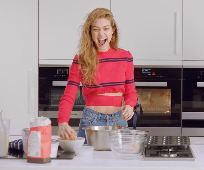 Una chica delgada se prepara un desayuno saludable