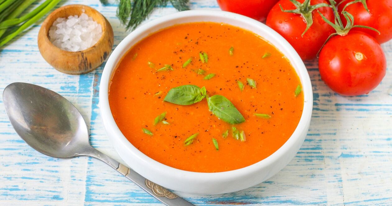 sopa de puré de tomate en un favorito de la dieta