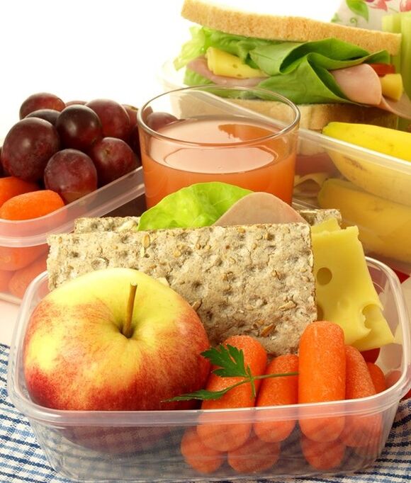 Las verduras y frutas crudas se pueden usar como refrigerio cuando se sigue la dieta de la Tabla 3. 