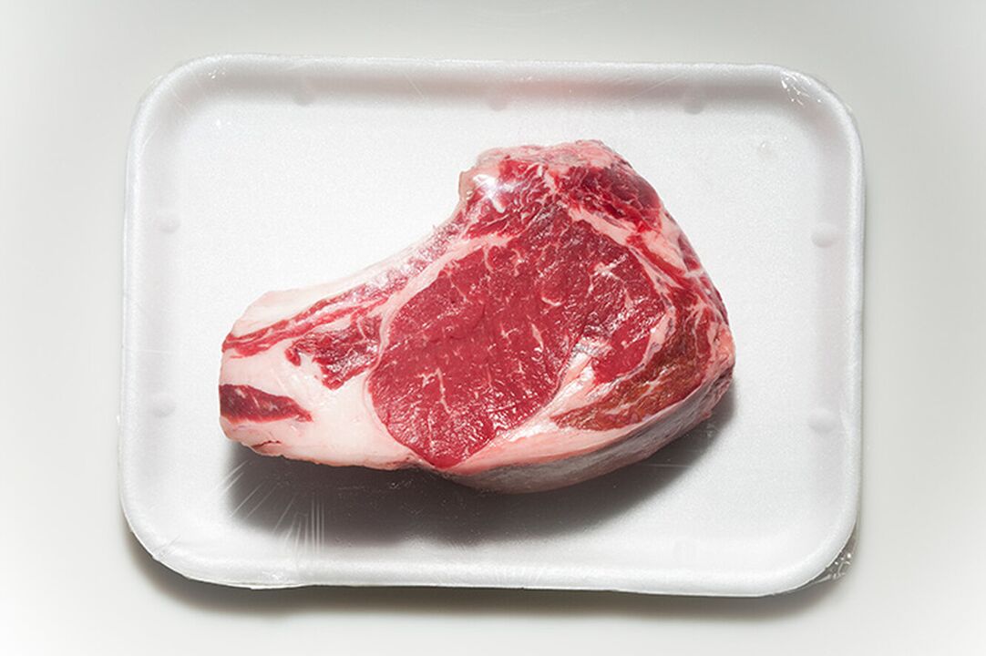 Muchos alimentos, como las carnes rojas, están excluidos del menú de la dieta para la gota. 